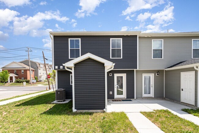 Building Photo - 652 N College St