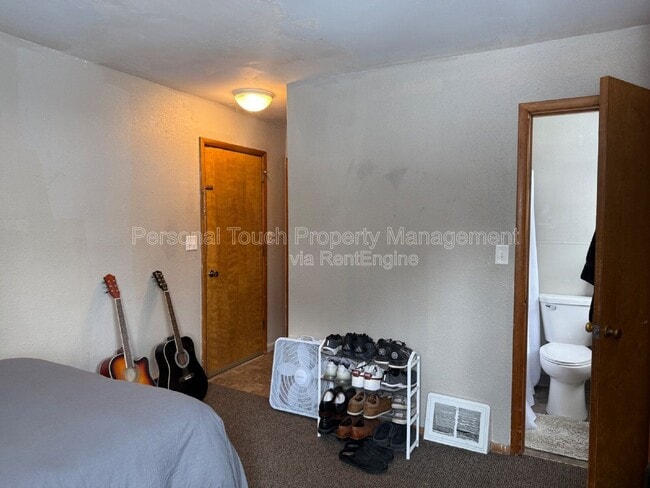 Building Photo - 606 5th St S