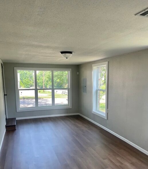 Building Photo - 1523 N Englewood Ave