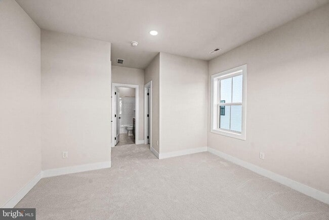 Building Photo - 133 Alroy Rd