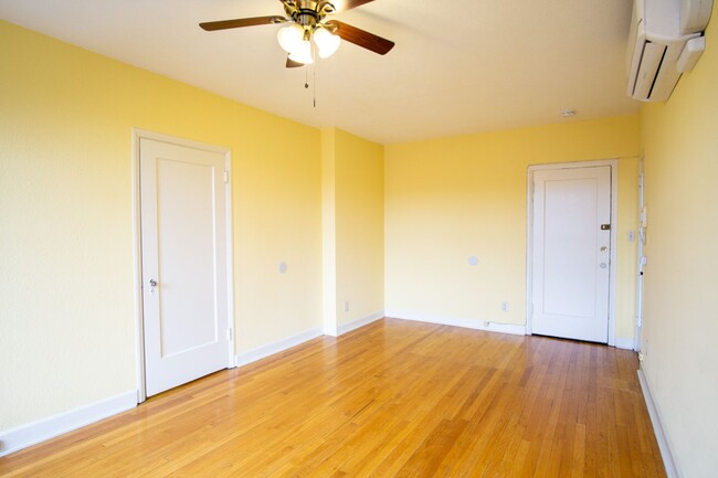 Building Photo - RARE Availability: Stunning Studio on Miss...