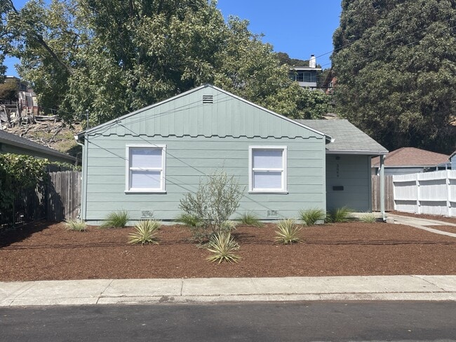 Primary Photo - 3069 Rollingwood Dr