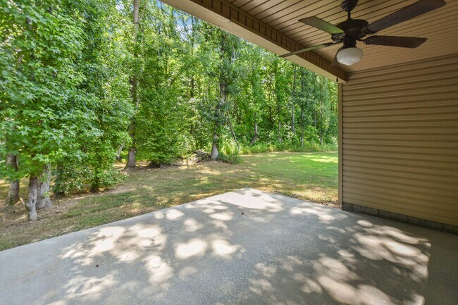 Building Photo - Pet Friendly Three Bedroom!
