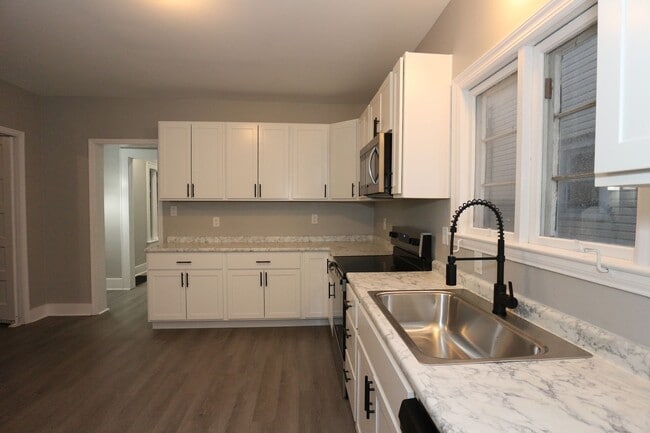 Building Photo - Large Frankfort Home!