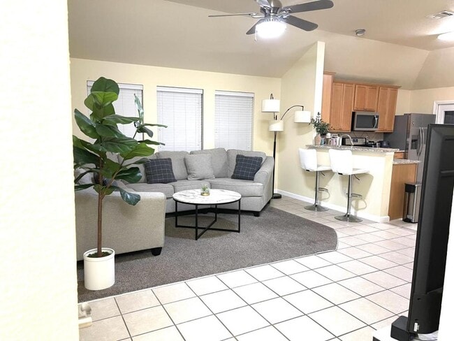 Building Photo - 625 Hutchins Dr