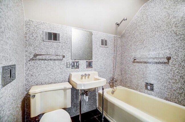 Building Photo - 2881 Observatory Ave