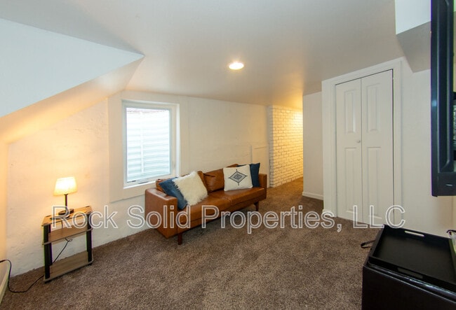 Building Photo - 516 E 6th St