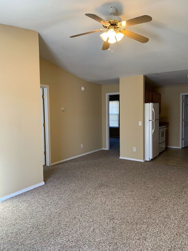 Building Photo - $300 OFF OF YOUR FIRST MONTHS RENT!!! 2 Bedroom Apartment for Lease - 1 Mile from University of A...