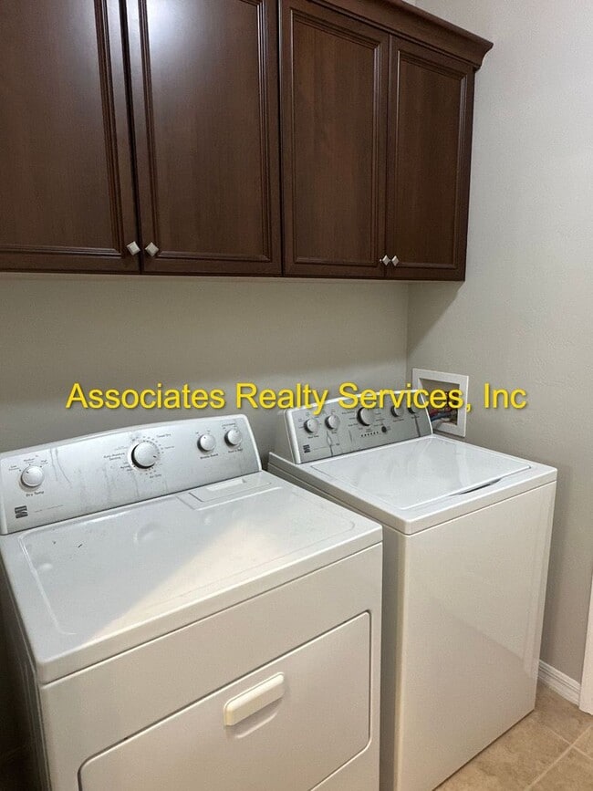 Building Photo - Sublease!   Lovely End Unit in Villas of West End LOOK!