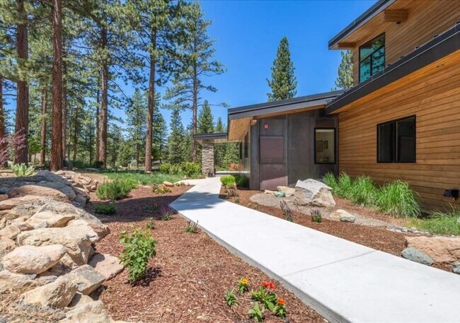 Building Photo - 15556 Lois Ln