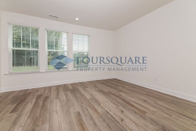 Building Photo - End Unit Townhome | Back Patio with Privac...