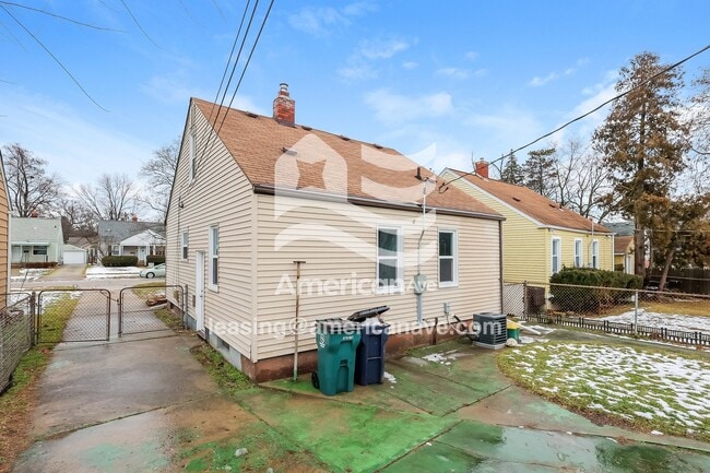 Building Photo - 312 De Villen Ave