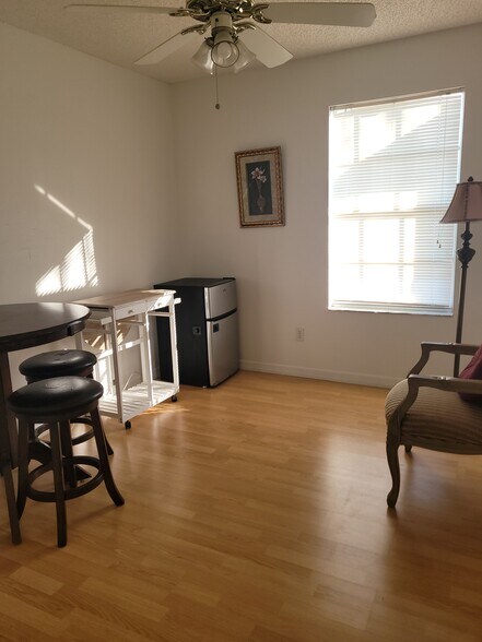 Relax area to share with another tenant - 106 Woodbury Pines Cir