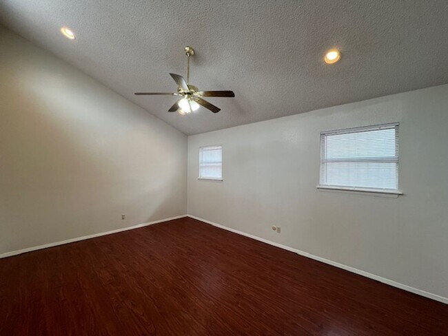 Building Photo - Quadrangle Townhome