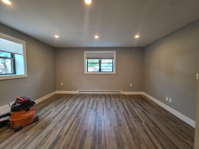 Building Photo - 15 Carson St