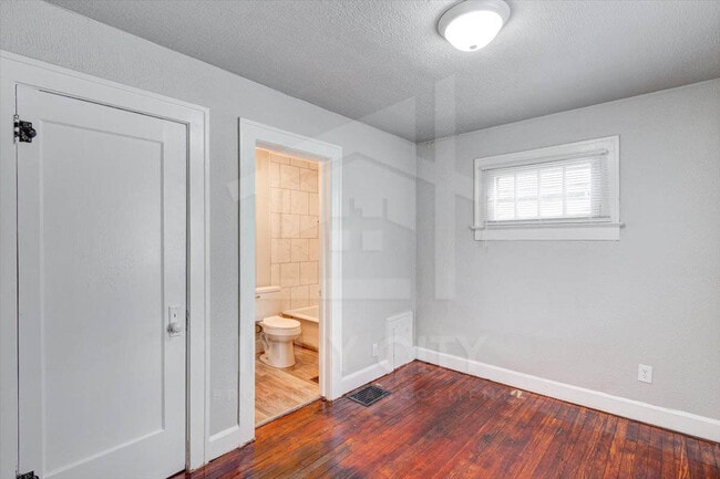 Building Photo - 3209 W 10th St