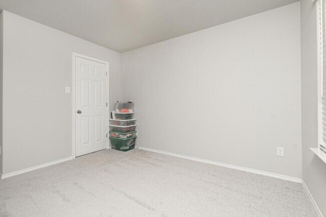 Building Photo - 556 Long Leaf Dr