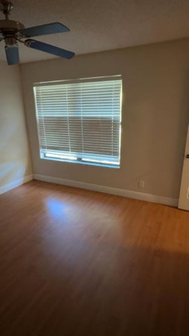 Building Photo - 5855-5855 Northpointe Ln