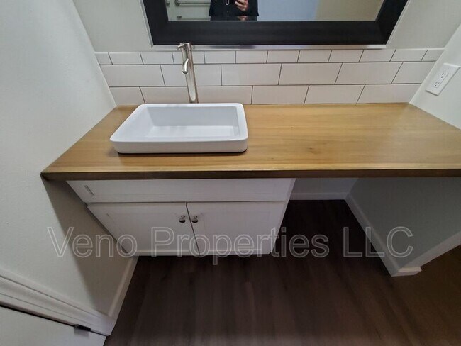 Building Photo - 66 Plaza Ave