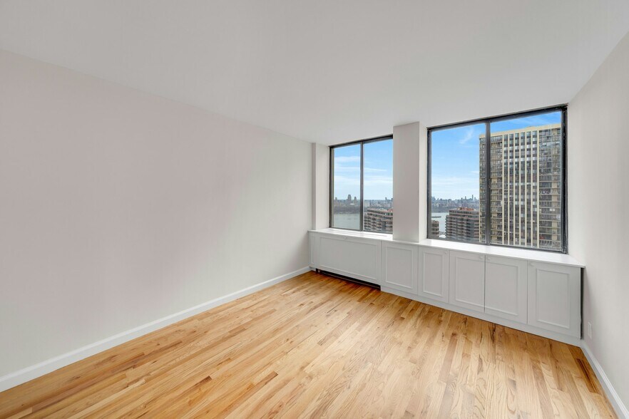 Building Photo - 300 Winston Dr