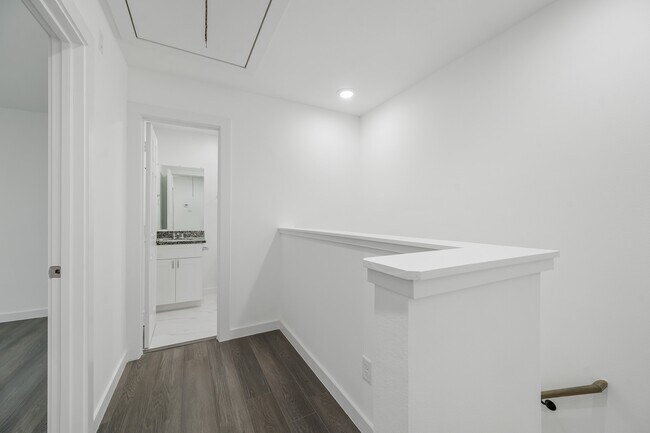 Building Photo - 1054 North Ln