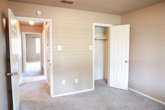 Building Photo - Beautifully Maintained 3/2/2 in Preston Smith