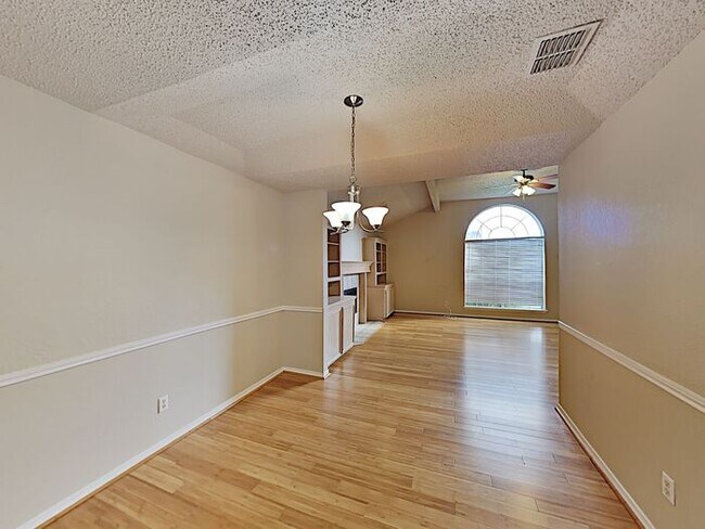 Building Photo - *No App Fee.*1 Month FREE Rent w/move in b...