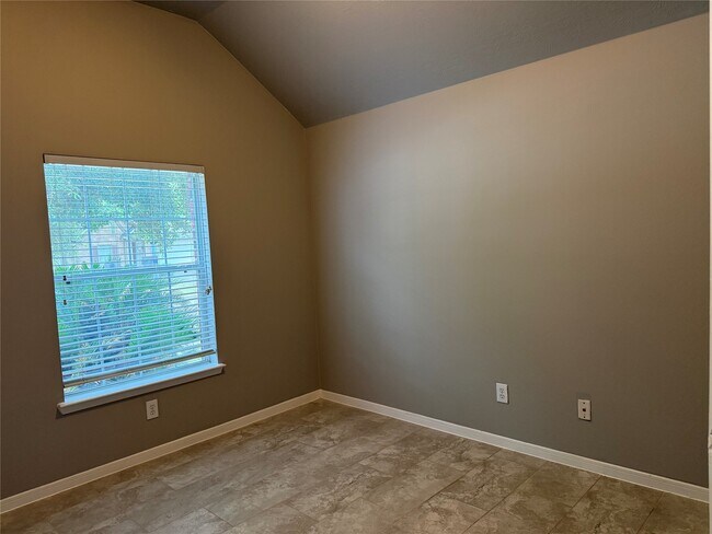 Building Photo - 16126 Saxon Hollow Ln