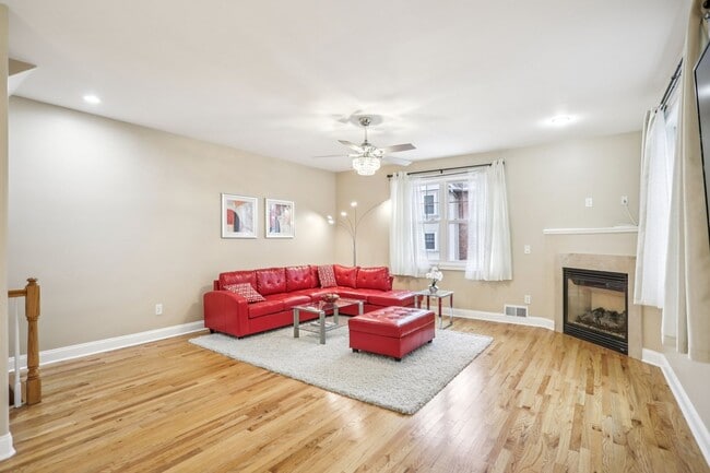 Building Photo - Fully Furnished Townhome for Rent – NO LEASING FEE