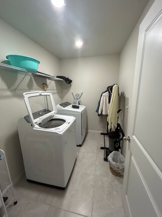 Building Photo - Beautiful and spacious 5/3 Kissimmee