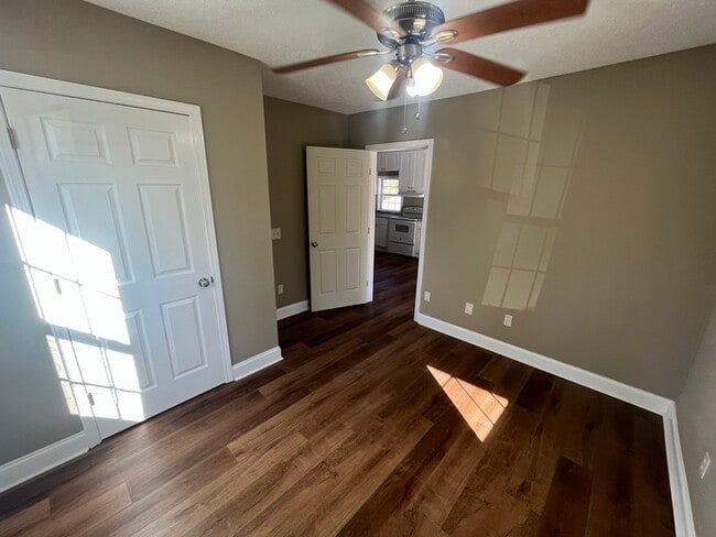 Building Photo - Available NOW! Cute home on 0.75 acres!