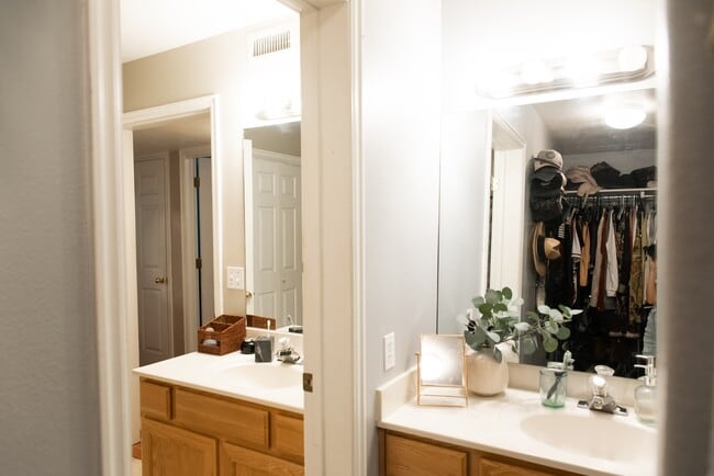 Building Photo - Orem Condo