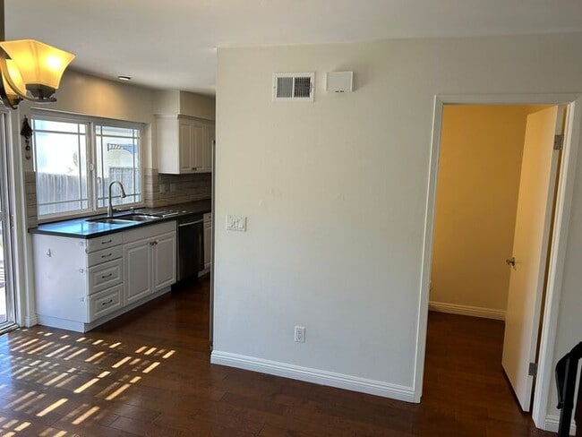 Building Photo - FANTASTIC 3BD TOWNHOUSE FOR LEASE!