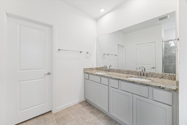 Building Photo - 7122 Clearwater Cv Dr