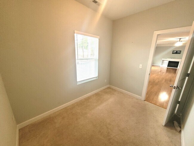 Building Photo - Stunning 4 Bedroom, 2.5 Bath Home Just 3 Blocks to Chesapeake Bay