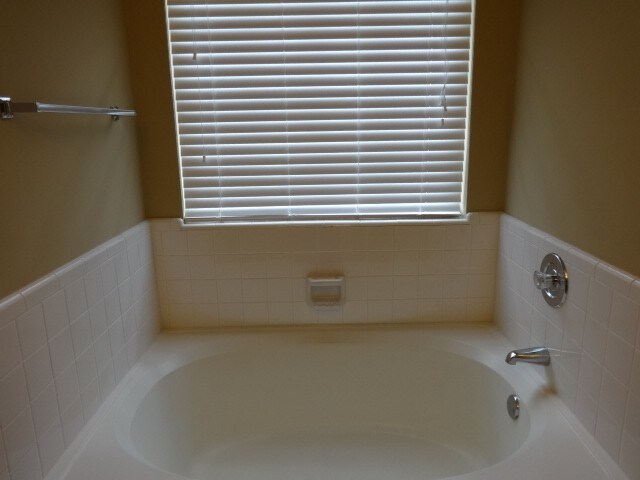 Building Photo - 2400 Brookstone Pl