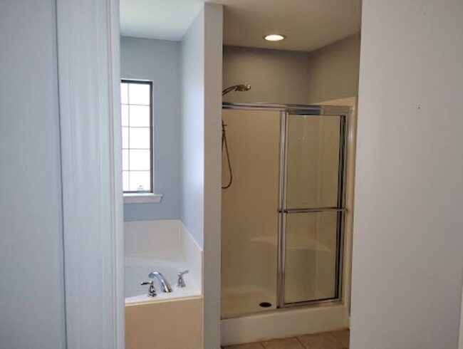 Building Photo - 3 Bedroom 2 Bathroom