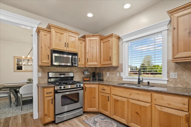 Building Photo - 581 N Devon Pl