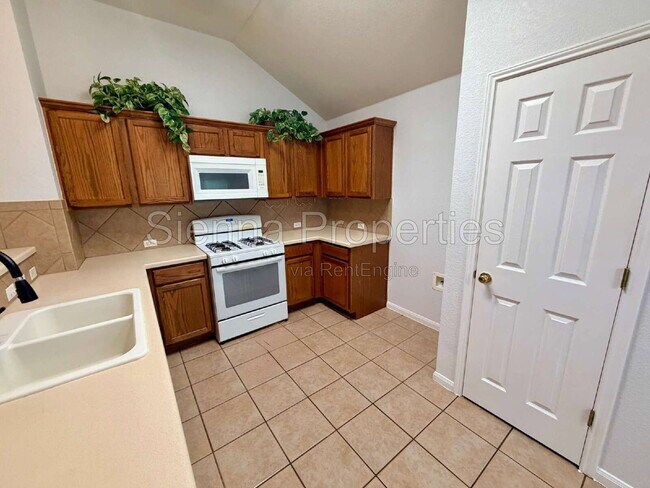 Building Photo - 1517 Hawk Dr