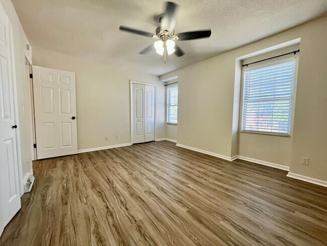 Building Photo - Charming 2 Bedroom Townhouse
