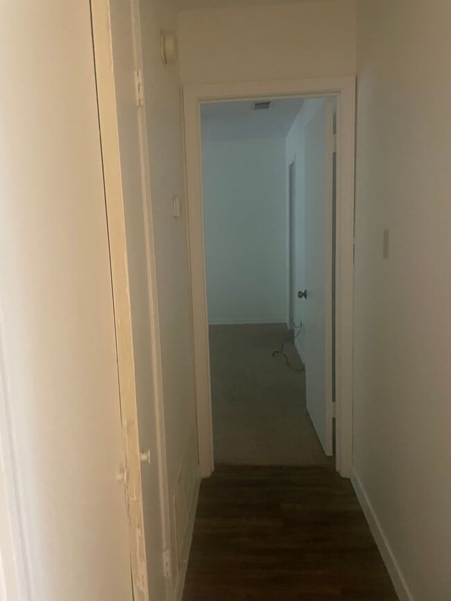 Building Photo - 2/1 ptisd Available for immediate Move in