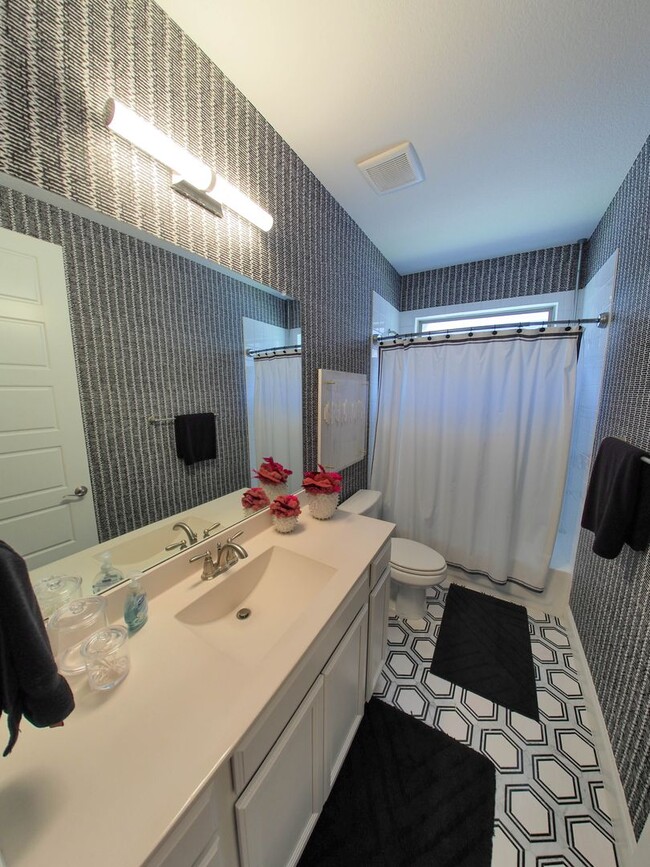 Building Photo - 1310 Sunflower Ave