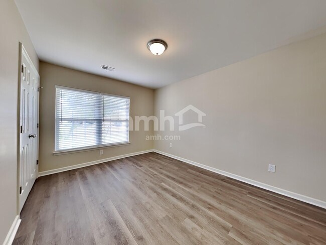 Building Photo - 1100 Briar Rose Ln