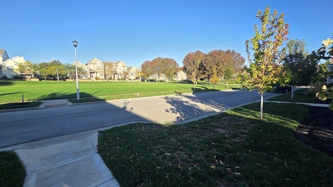 Building Photo - 4 bed 3 bath 2 car garage all maintenance provided townhome