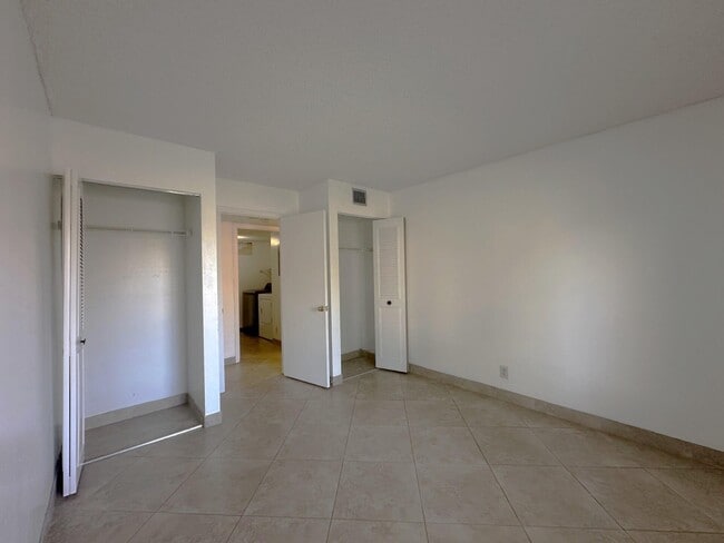 Building Photo - 723 Sunny Pine Way