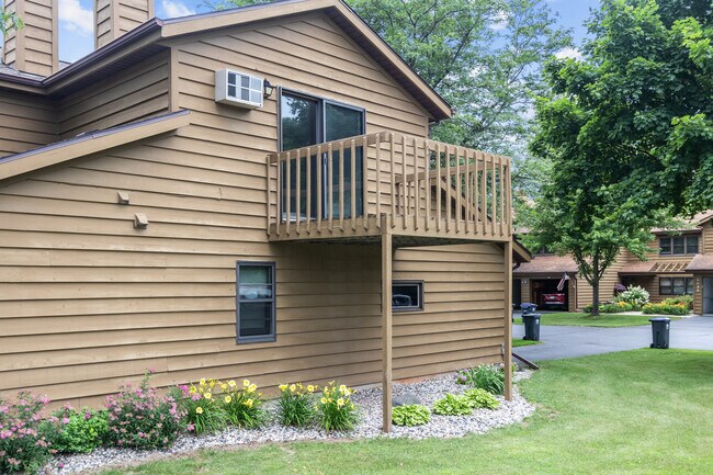 Building Photo - 1140 Manor Dr