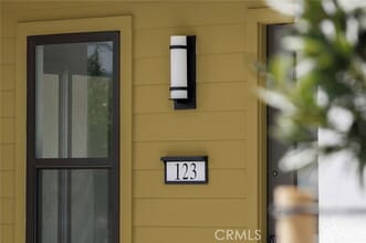 Building Photo - 123 Bosal