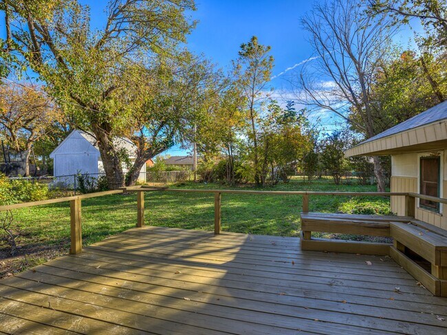 Building Photo - Adorable Updated Midwest City Boho Home