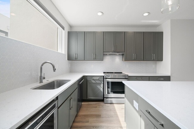 Building Photo - BEAUTIFUL Townhome For Rent in Downtown St Petersburg!