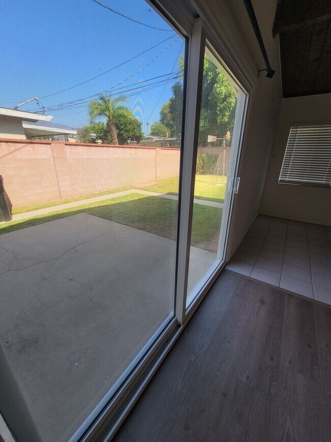 Building Photo - Suburban oasis